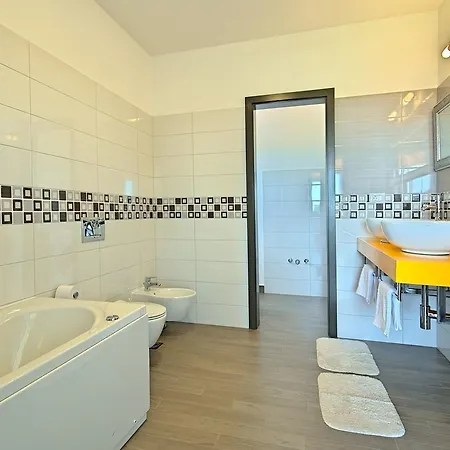 Luxury With Infinity Pool And Scenic Views In Motovun Karojba