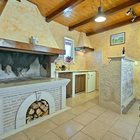 Villa Luxury With Infinity Pool And Scenic Views In Motovun Karojba