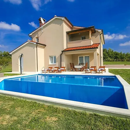 Villa Luxury With Infinity Pool And Scenic Views In Motovun Karojba