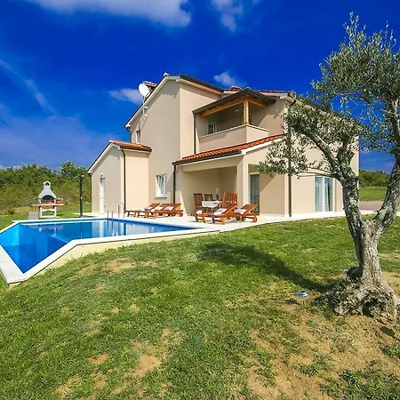 Luxury With Infinity Pool And Scenic Views In Motovun * Karojba