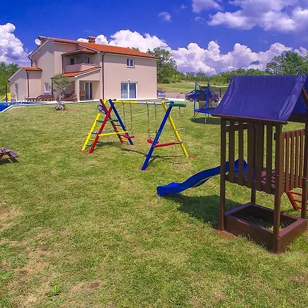 Luxury With Infinity Pool And Scenic Views In Motovun Villa