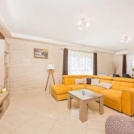 Villa Luxury With Infinity Pool And Scenic Views In Motovun