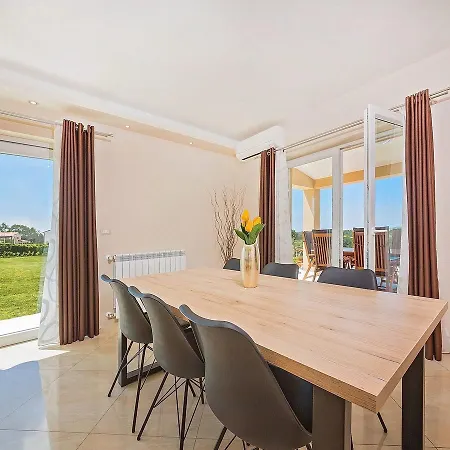 Villa Luxury With Infinity Pool And Scenic Views In Motovun