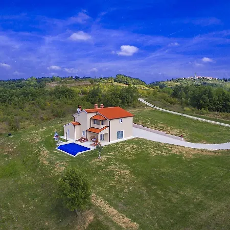 Luxury With Infinity Pool And Scenic Views In Motovun *