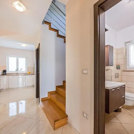 Villa Luxury With Infinity Pool And Scenic Views In Motovun Karojba