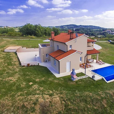 Luxury With Infinity Pool And Scenic Views In Motovun Villa Karojba