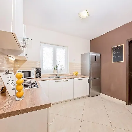 Luxury With Infinity Pool And Scenic Views In Motovun Villa Karojba