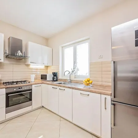 Villa Luxury With Infinity Pool And Scenic Views In Motovun Karojba