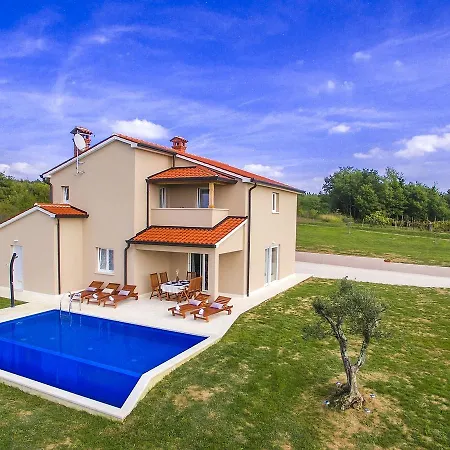 Luxury With Infinity Pool And Scenic Views In Motovun * Karojba