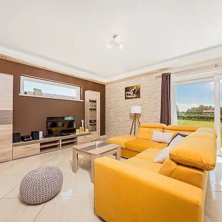 Villa Luxury With Infinity Pool And Scenic Views In Motovun Karojba